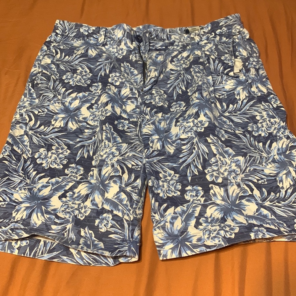 Vineyard vines Mens blue floral shorts 32